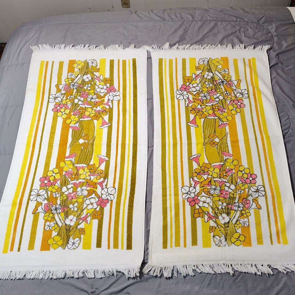 Sears Yellow and White Floral Bath Towels